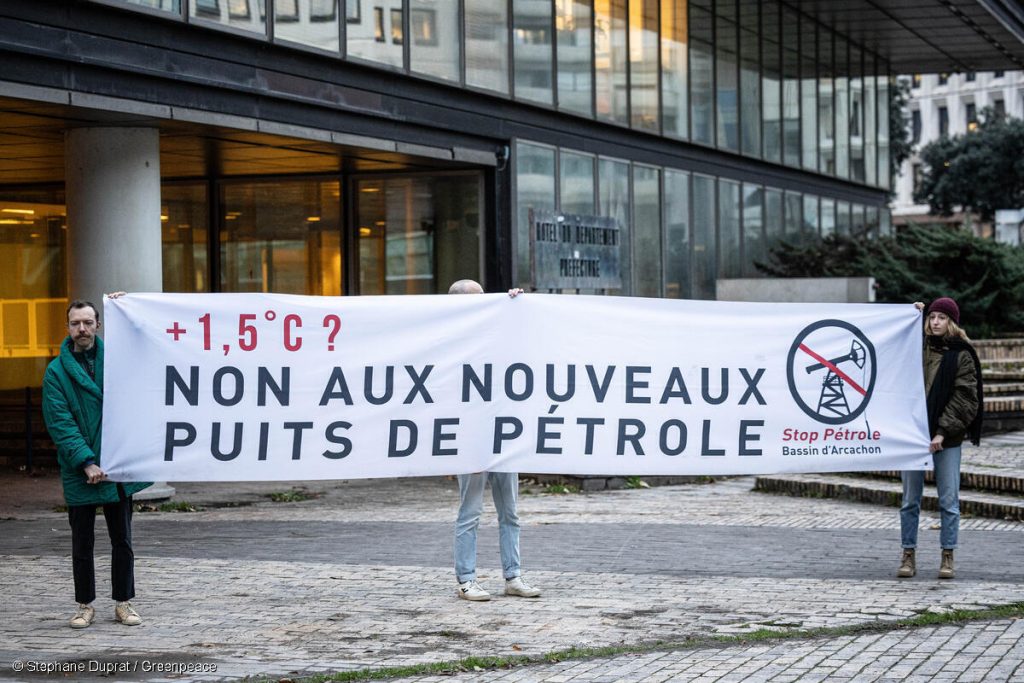 Handover of Petition against Oil Drilling Projects in the Arcachon Basin, FranceRemise de pétition contre les projets de forages pétroliers dans le bassin d'Arcachon, France
