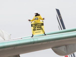 activiste avion trafic aérien Greenpeace France