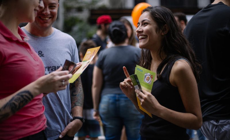 During the launch of the World Meat Free Week (17th to 23rd June 2019) in Sao Paulo participants are offered meat & dairy free food prepared by cooks. Various speeches and concerts are also organised. 
The World Meat Free Week campaign challenges people to leave the meat and other animal products off their plate for seven days.
But the campaign’s initiative goes far beyond taking certain products off people’s plate. It is, above all, an invitation to reflect on the need for change.
Our actions and choices, individual and collective, have impact on ourselves, on other beings and on our planet. So this week’s challenge is an opportunity to start the change.
A campanha Semana Mundial Sem Carne desafia os participantes a deixarem a carne e demais produtos de origem animal fora do prato por sete dias.
A Semana Mundial Sem Carne vai muito além de retirar certos produtos do seu prato. É, principalmente, um convite para a reflexão sobre a necessidade de mudança.
Nossas ações, individuais e coletivas, causam impacto em nós mesmos, em outros seres e em nosso planeta. Por isso, esse desafio é uma oportunidade de começar a mudança.