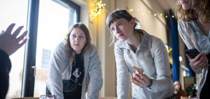 Greenpeace volunteers organize the Make Smthng Day as a day of workshops, talks and work stations with a focus on swapping, upcycling, making, DIY (Do it yourself), veganism and minimalism.
The MAKE SMTHNG Week is a worldwide initiative by Greenpeace about taking action to minimize consume - instead of buying: make something!
Greenpeace Ehrenamtliche aus Berlin verwandeln das Olaf-Palme-Zentrum fuer einen Tag in einen kreativen Ort rund um das Thema Nachhaltigkeit, alternativer Konsum und Selbermachen (DIY - Do it yourself). 
Die "Make Smthng Week" wird international von Greenpeace-Ehrenamtlichen veranstaltet, um in der Vorweihnachtszeit und rund um den "Black Friday" auf Konsumalternativen aufmerksam zu machen.