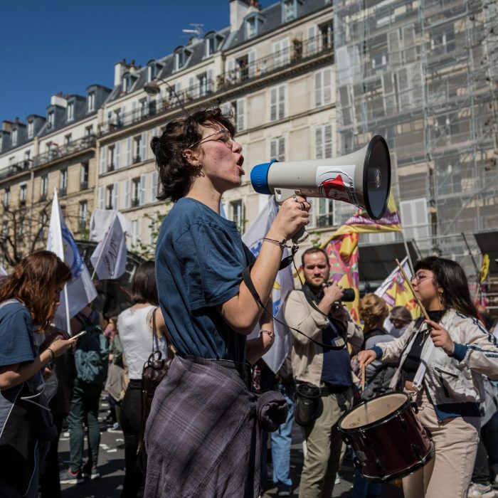 GreenVoice : militante avec mégaphone