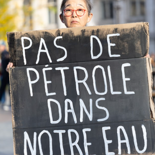 Greenvoice - photo militante - pancarte pas de pétrole dans notre eau